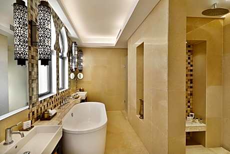 Presidential King Suite with Whirlpool, Terrace and Sea View