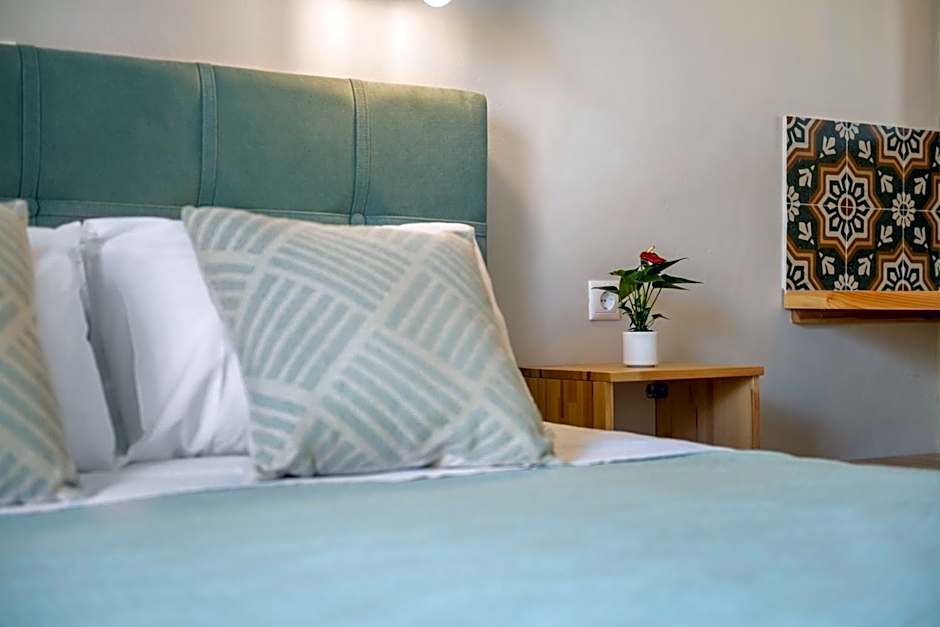 Batelo - Adults Only