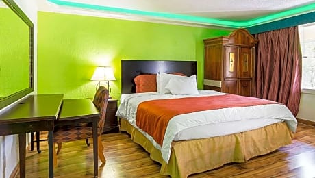 Deluxe King Nonsmoking