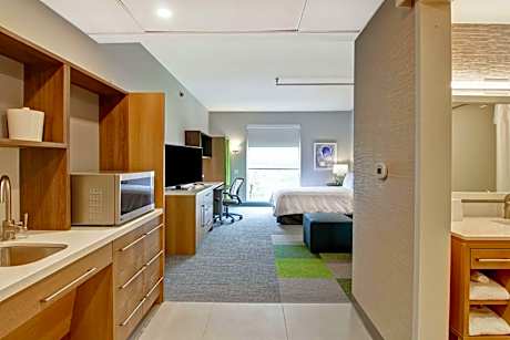 Queen Studio with Roll-In Shower - Mobility and Hearing Access/Non-Smoking