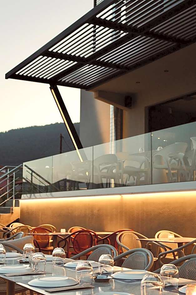 AKROTHEA suites & lounge