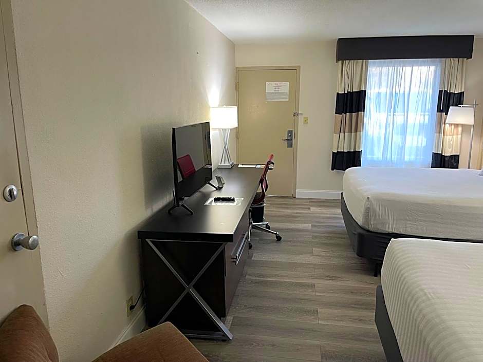 All-New, Ground-Floor, Huge Pool, Tiki Bar & Grill