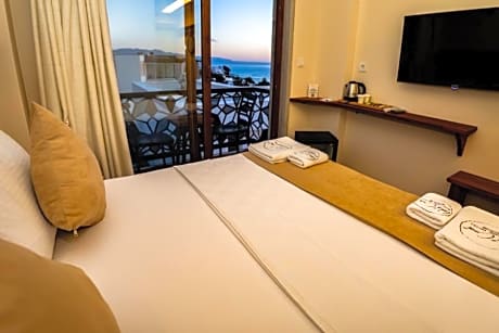 Deluxe Double Room with Side Sea View