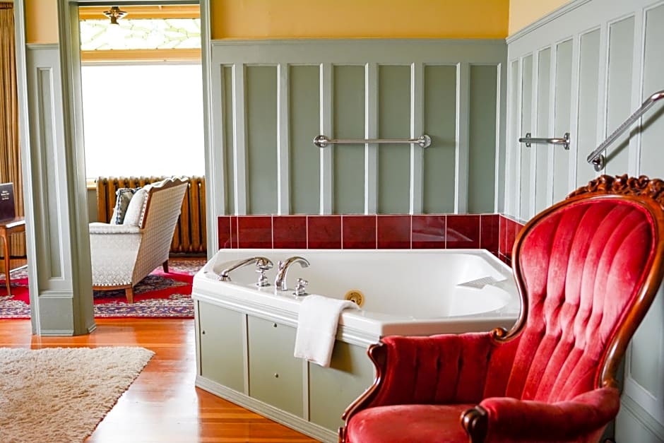 Dashwood Manor Seaside Bed & Breakfast