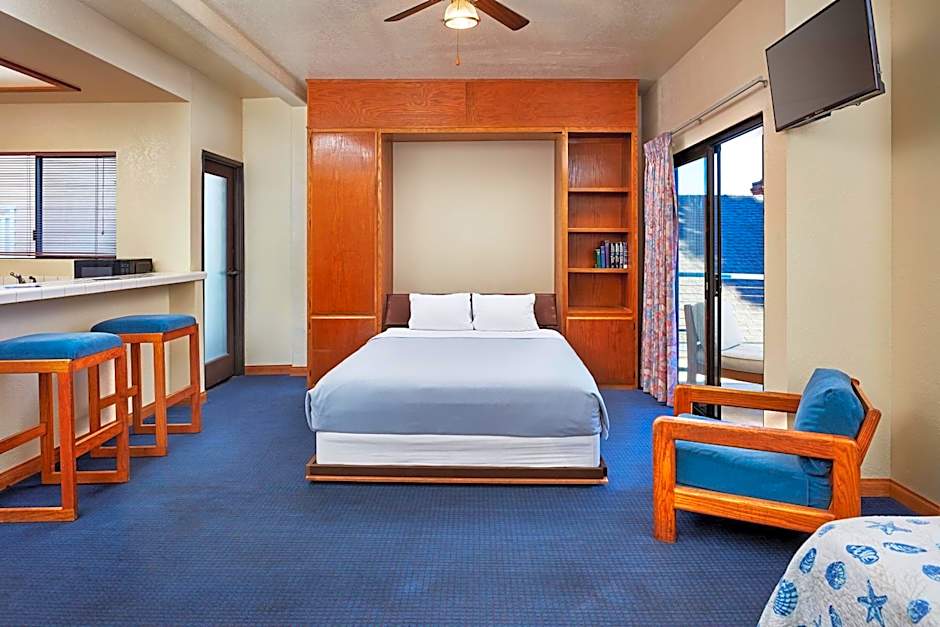 Seaport Village Inn, Avalon