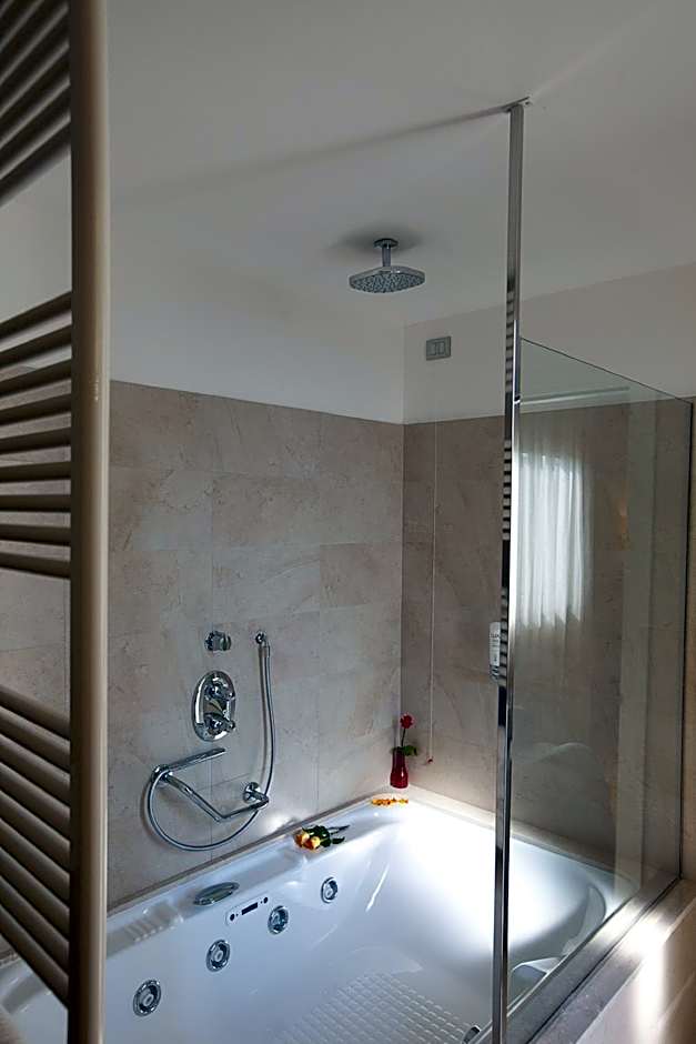 Breaking Business Hotel