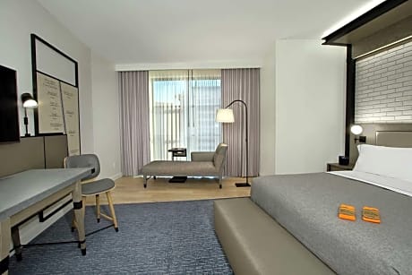 1 KING MOBILITY/HEARING ACCESSIBLE W/BATHTUB, VIS FIREALRM/DOOR/PHN ALRT/WELCOME GIFT, 440 SQ FT-NESPRESSO-FRIDGE-SERTA CANOPY BED