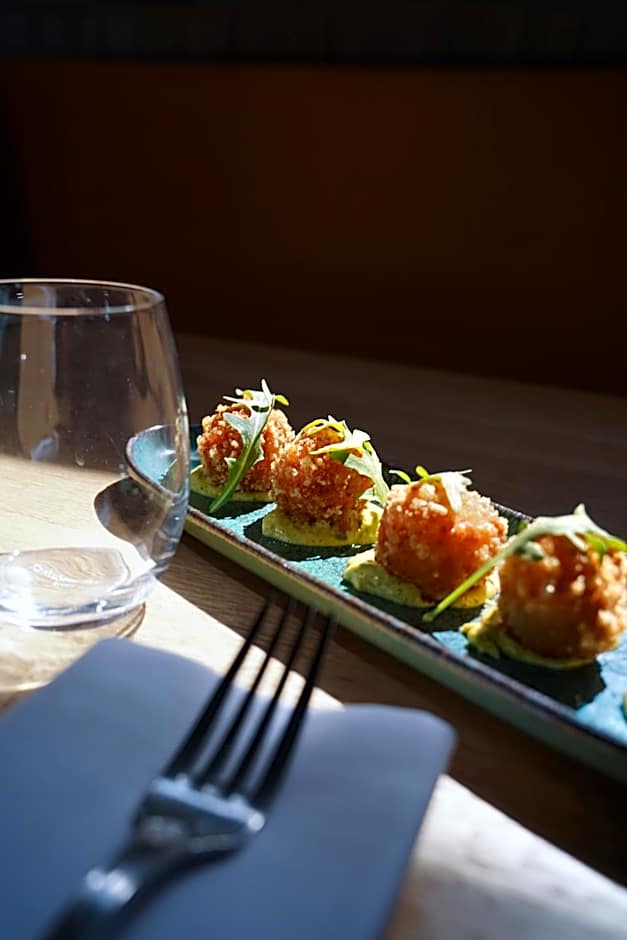 PoMo Hotel & Restaurant