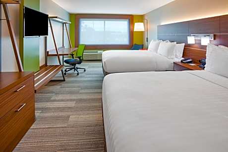 Standard Queen Room with Two Queen Beds and Mobility Accessible Tub