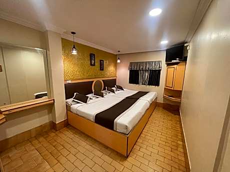 Deluxe Four Bed Room