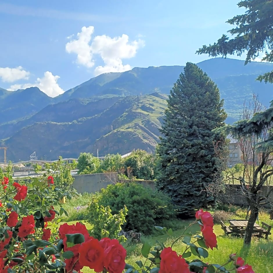 Chalet Les Cols - Chambres avec terrasse & jardin - proche de la nouvelle gare