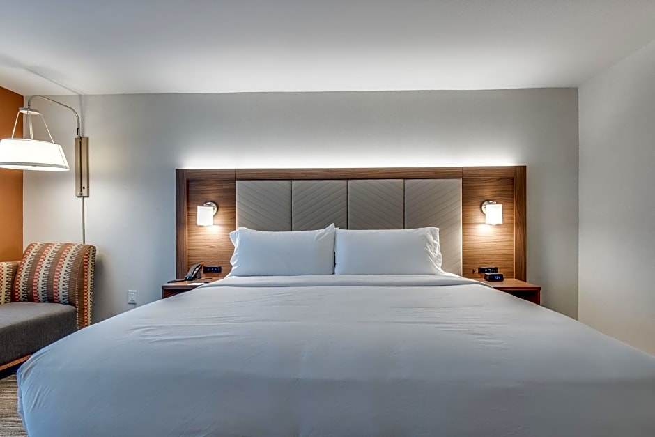 Holiday Inn Express & Suites Dallas North - Addison By IHG