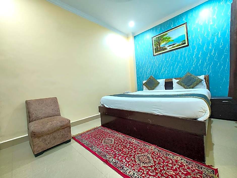 Goroomgo Ashoka Grand Varanasi Indian Only near Railway Station