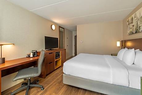 1 King Bed, Non-Smoking, Ground floor/Pet Friendly