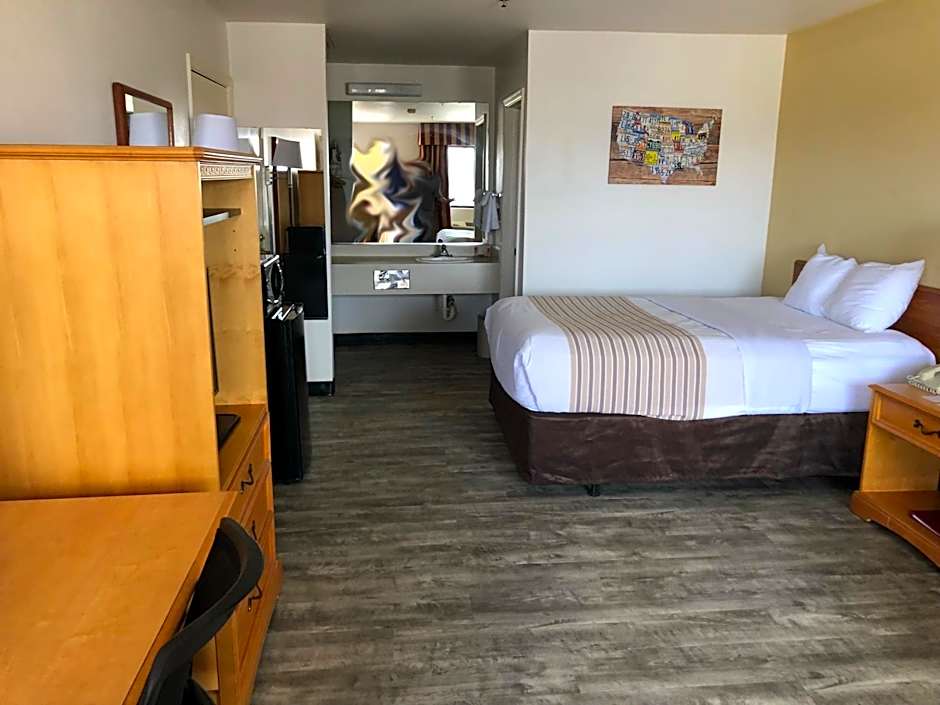 Photo 1 of 4 of 1 Queen Bed