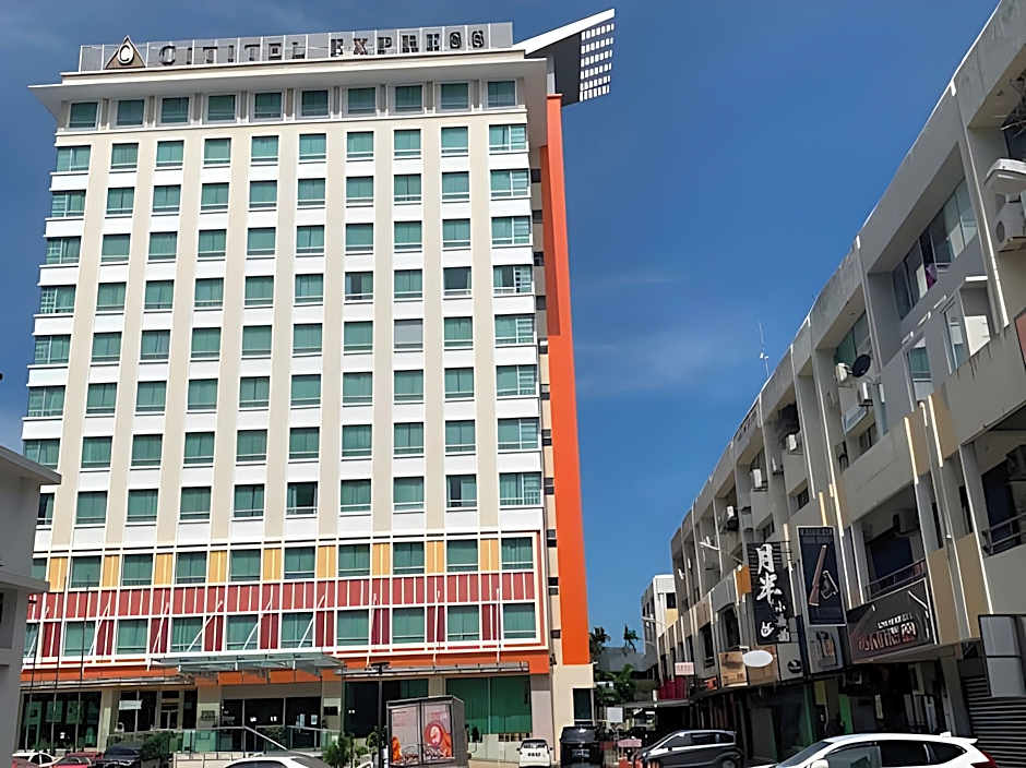A Residence @ Between Hilton & Cititel Hotel