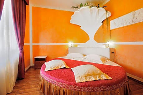 Deluxe Suite with Spa Bath