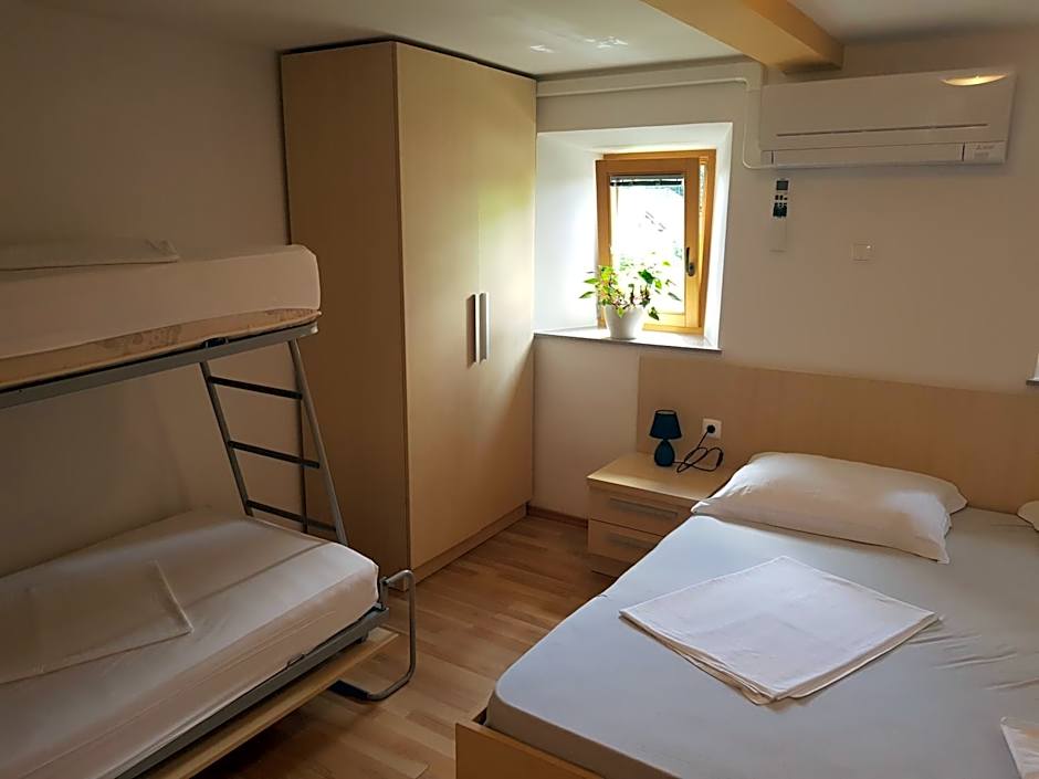 Domačija Vodnik & Apartments