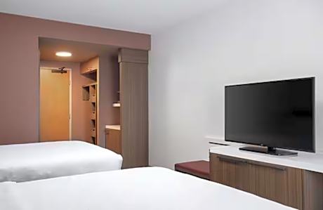 2 Queen Mobility/Hearing Accessible W/Bathtub