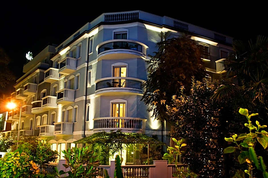 Sovrana Beach Hotel - Pet Friendly - Breakfast until 12 - Parking