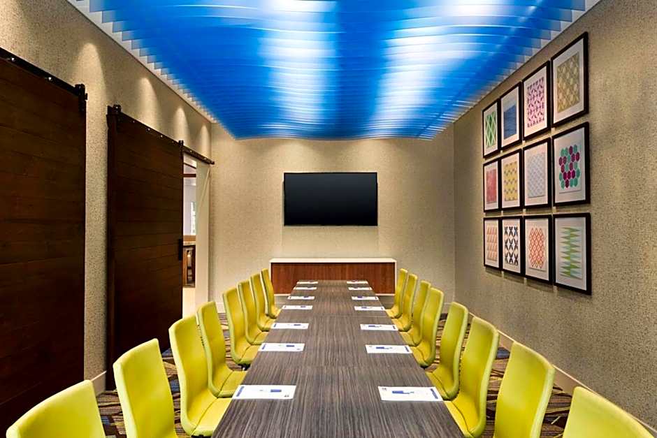 Holiday Inn Express & Suites Dallas Market Ctr - Love Field By IHG