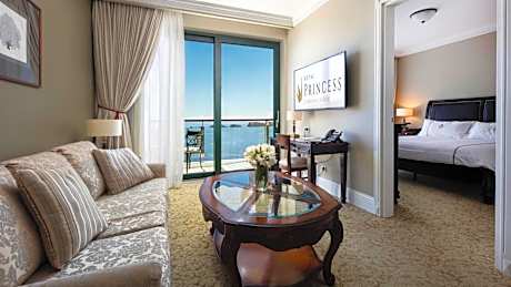 Deluxe King Suite with Sea View and Balcony