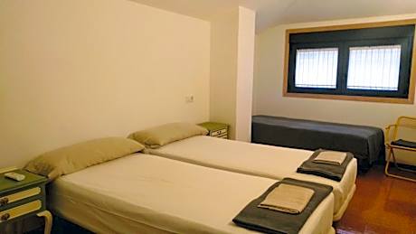 Basic Triple Room with Shared Bathroom