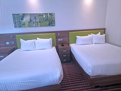 2 Queen Beds Accessible Room Hot Brekfast / Free Wifi / Roll In Shower Hdtv / Work Area