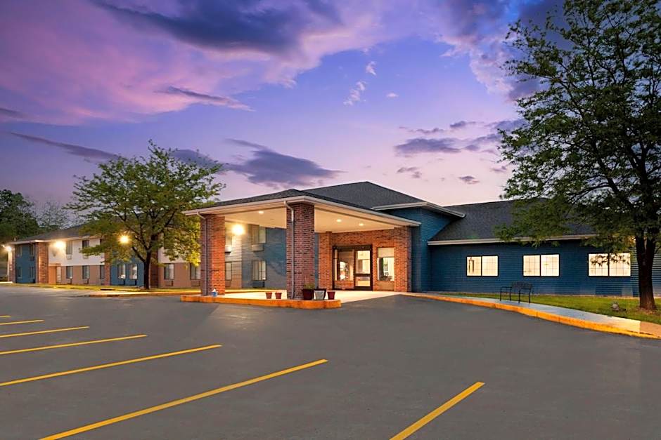 AmericInn by Wyndham Reedsburg