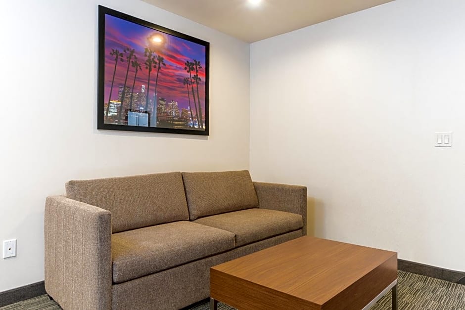 Holiday Inn Express Hollywood Walk of Fame By IHG