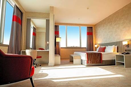 Deluxe King Suite - Non-Smoking