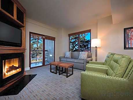 1 Bedroom Bi-Level Loft, 1 Queen, Sofa Beds: 2, Bathrooms: 2, Fireplace