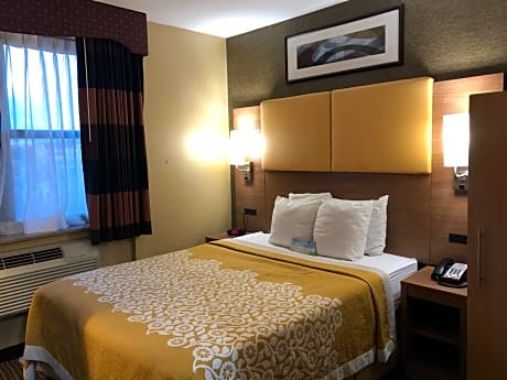 Queen Room with Bath Tub and Grab Bars - Mobility/Hearing Accessible - Non-Smoking