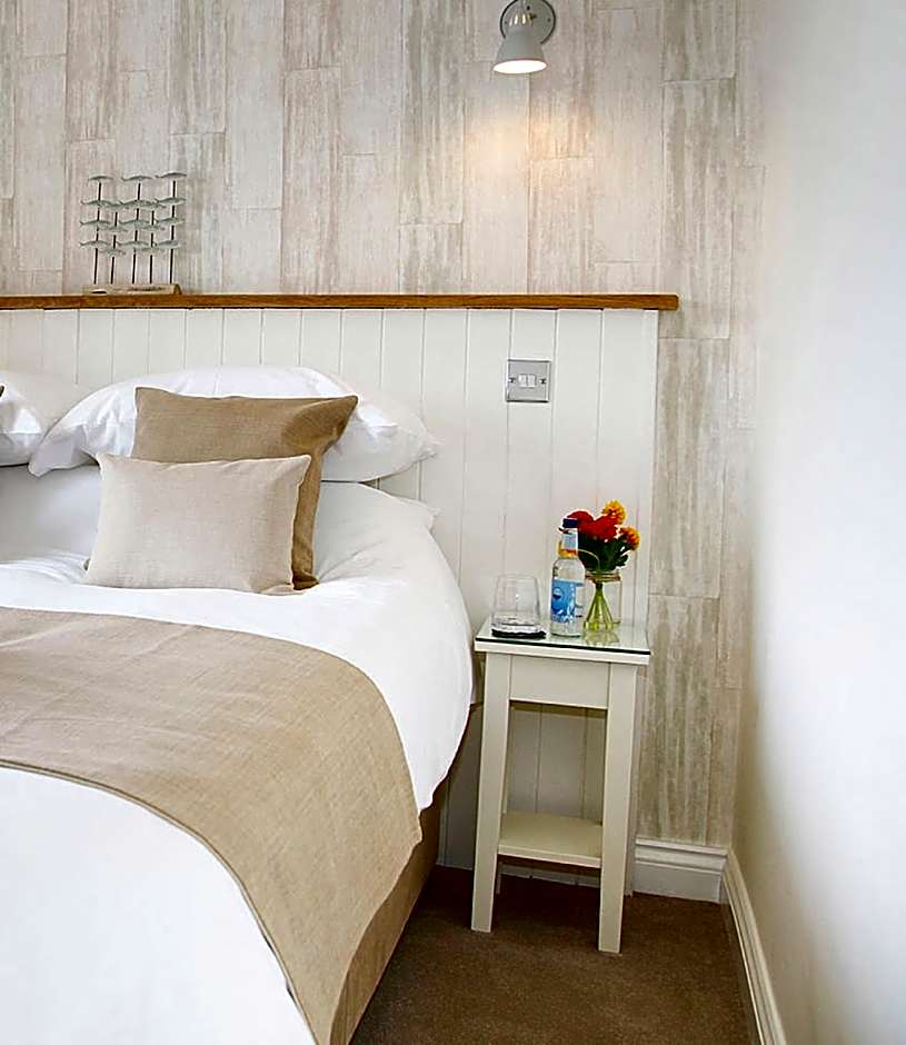 The Estuary Bar and Rooms