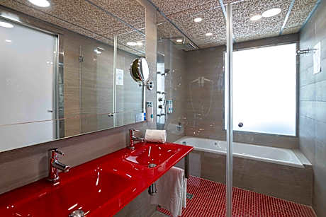 JUNIOR SUITE POOL VIEW 2 ADULTS + 1 CHILD