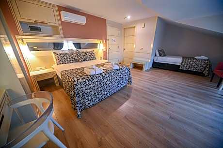 Quadruple Room with Terrace