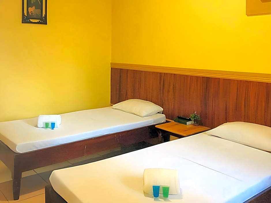 RedDoorz @ Farm Side Hotel Laoag City