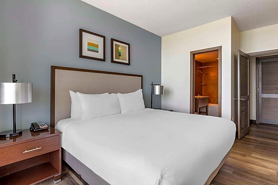 Photo 1 of 6 of 1 Bedroom 1 Queen Bed, Accessible, Bathtub, Ocean front
