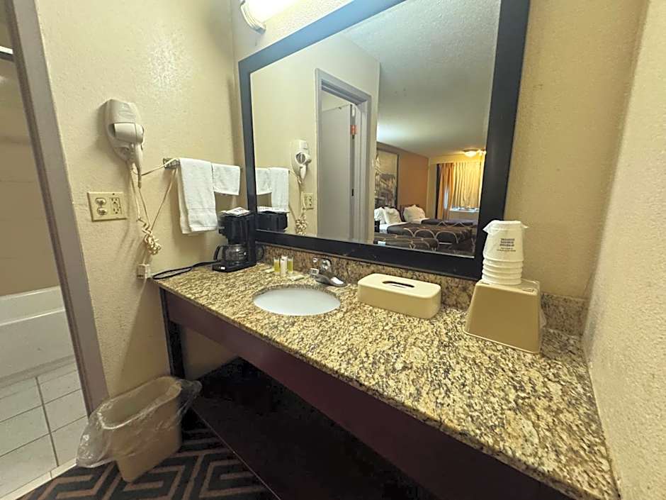 Super 8 by Wyndham Laurel