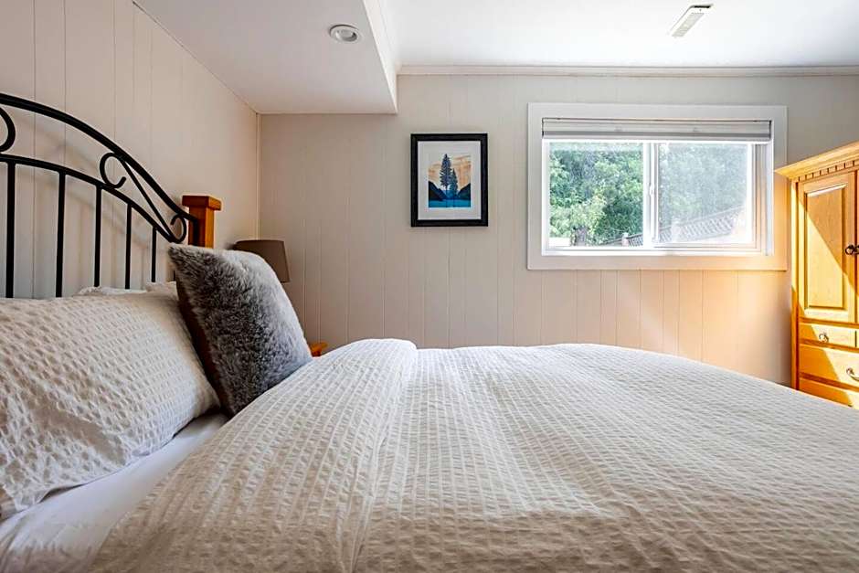 Quiet Area Near Downtown Walkable To Cafes