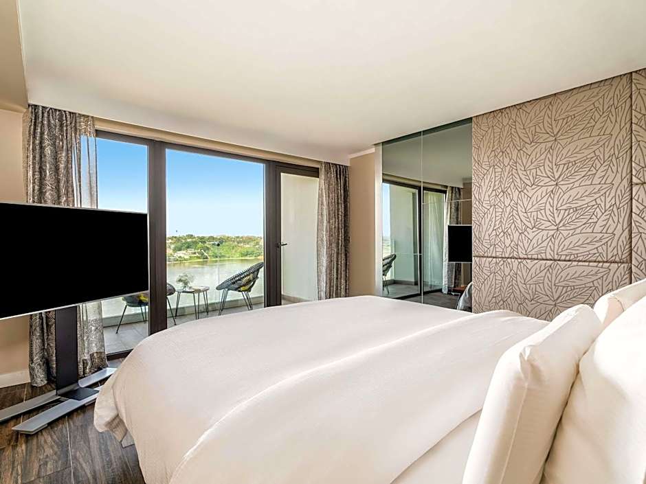 Foto 1 di 5 di Deluxe 1 King Bed, Corner, Lagoon View, Balcony