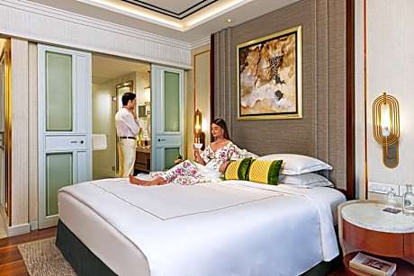 Deluxe Room Pool View King Bed