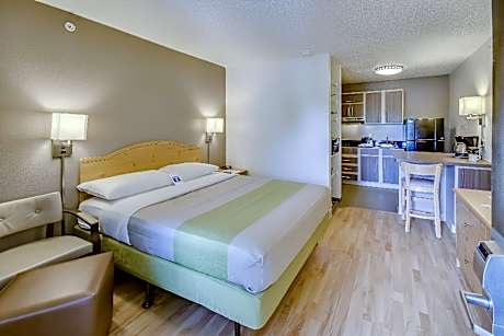 1 Queen Bed | ADA/Tub