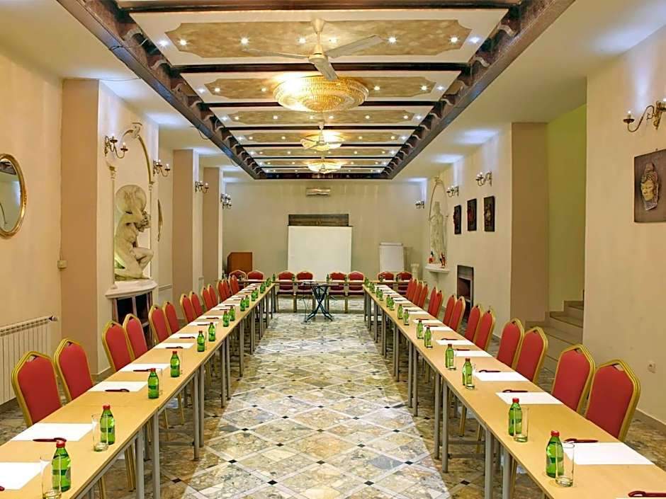 Queen's Astoria Design Hotel