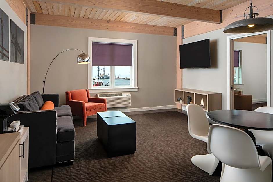 Harbor House Hotel and Marina at Pier 21