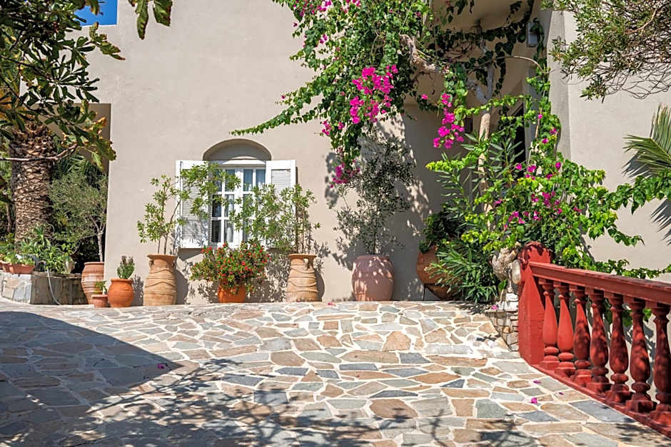 Cavos Bay Hotel & Studios