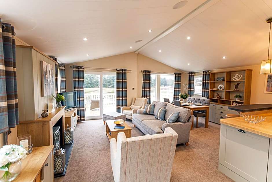 Heathery Lodge with Hot Tub