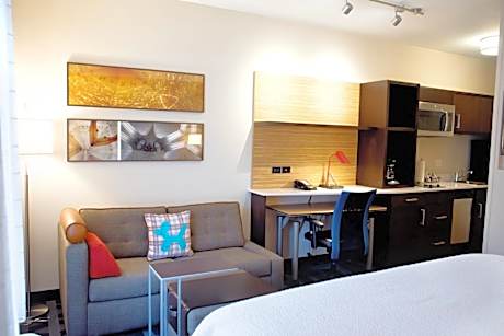 King Studio with Sofa Bed - Hearing Accessible