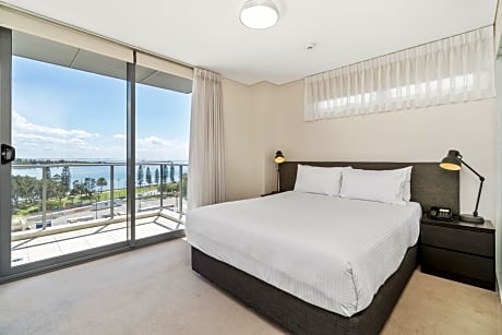 Large Two-Bedroom Two-Bathroom with Harbor View and Balcony