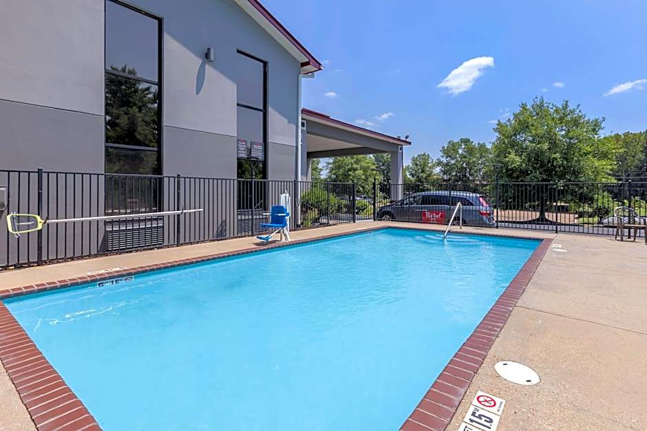 Red Roof Inn & Suites Clinton, MS